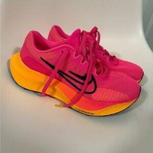 Nike Zoom Fly 5 ZoomX Running Shoes Sneakers Size 6 NEW without tags Hyper Pink